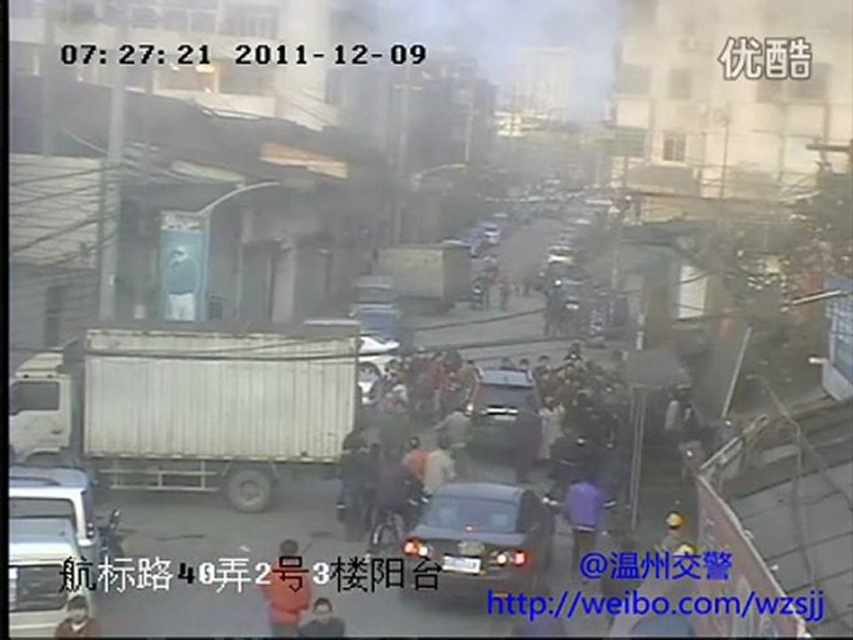 Enfant écrasé par une voiture est sauvé par la solidarité des hommes