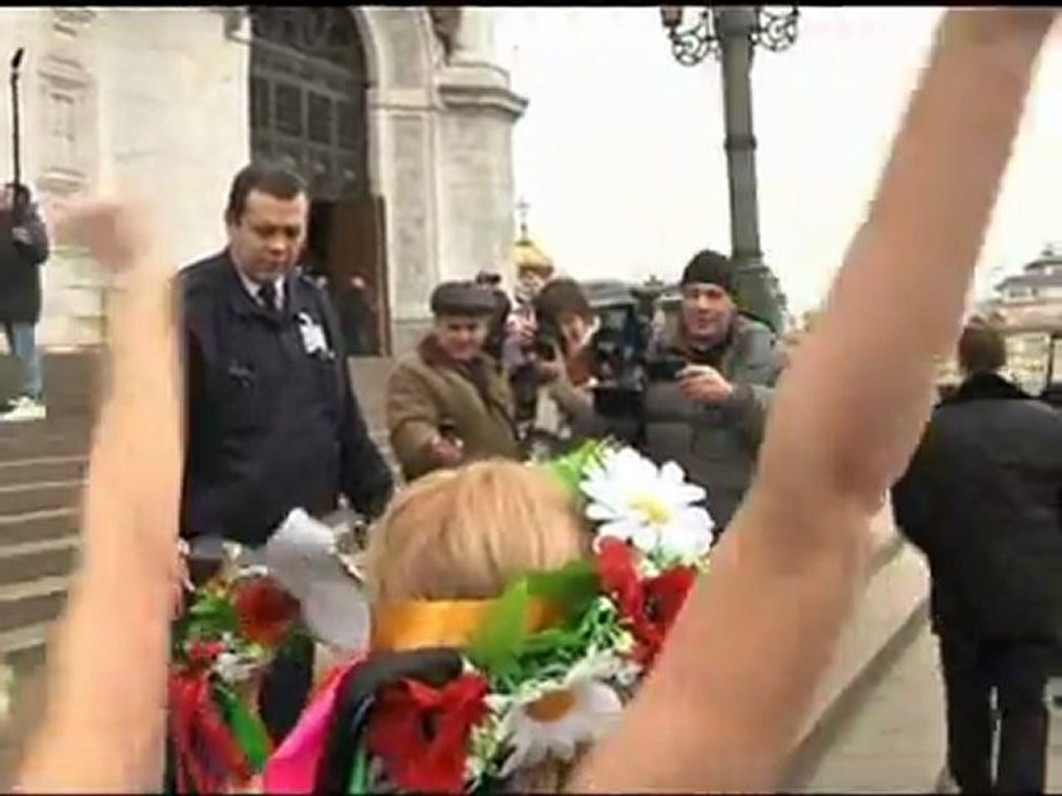 Anti-Putin protesters strip off