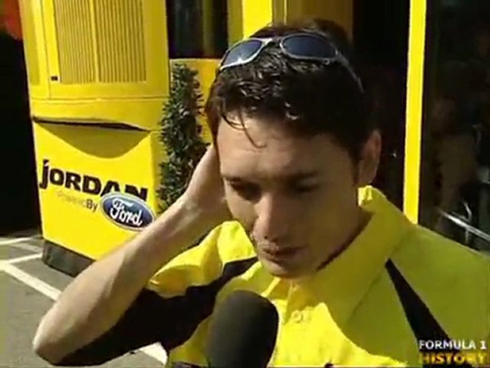 Kimi Räikkönen assigns Giancarlo Fisichella the winner trophy San Marino 2003