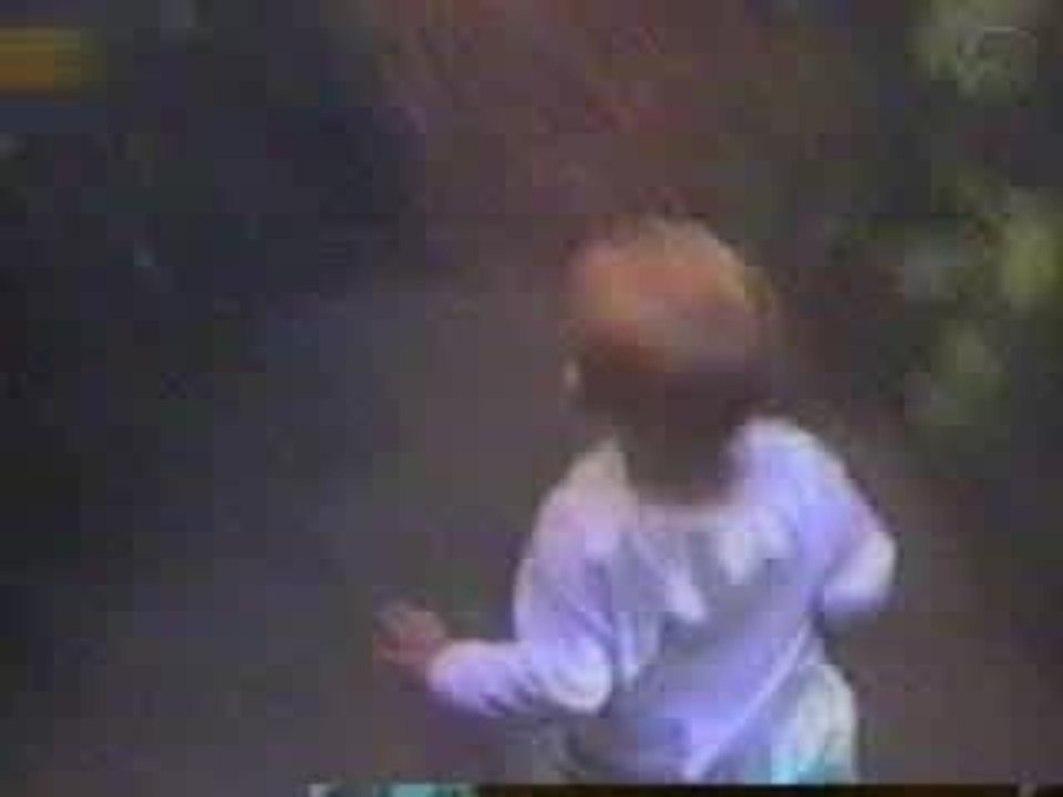 un bébé dans la jungle