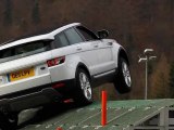 Range Rover Evoque : la 2 roues motrices se mesure à l'Evoque 4x4