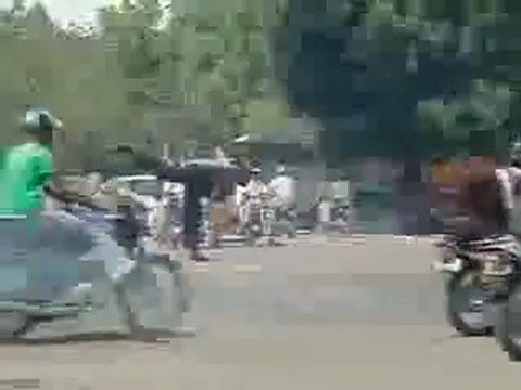 0446 - Policier gère la circulation en dansant