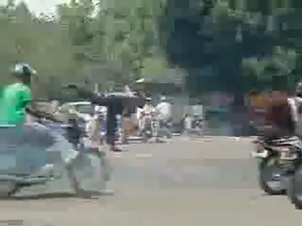 0446 - Policier gère la circulation en dansant