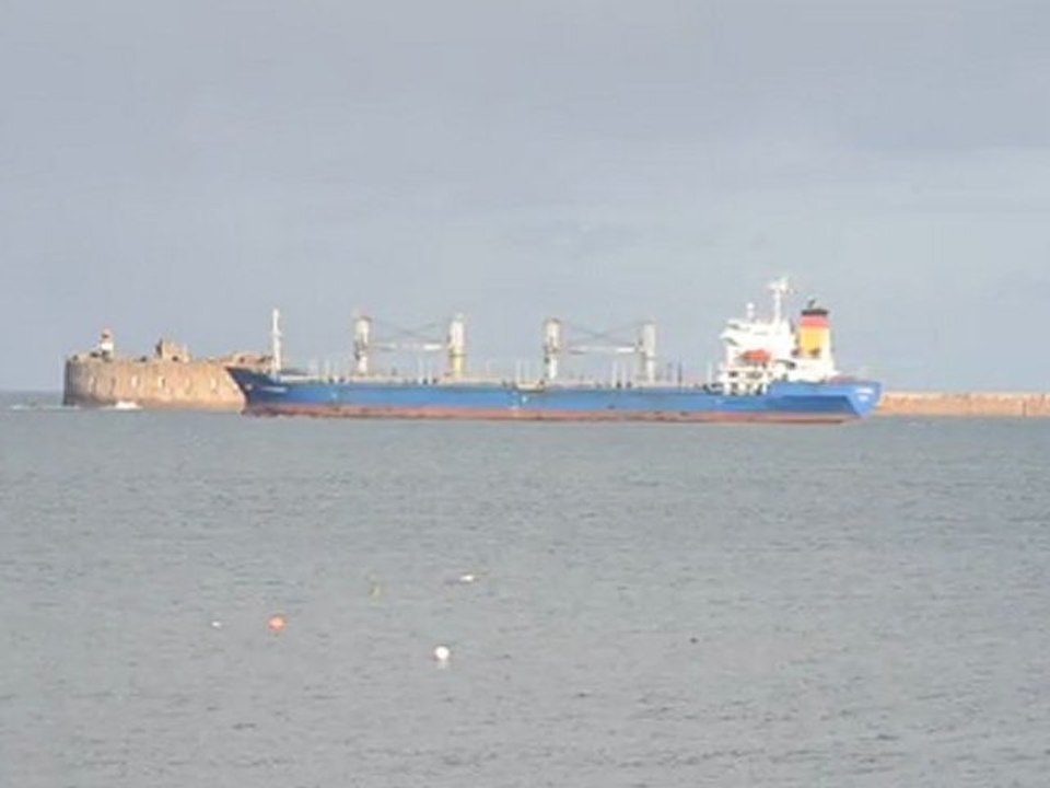 Départ du vraquier Yichanghai du port de Cherbourg