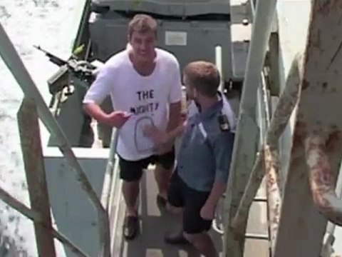 Les matelots se trémoussent au rythme de All I want for Christmas Is You , de Mariah Carey