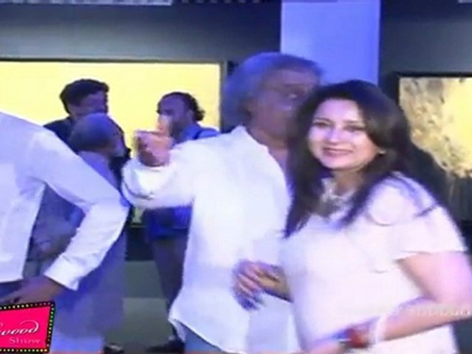 CELEBRITIES COME FOR A PREVIEW OF PAINTING EXHIBITION - 09.mp4