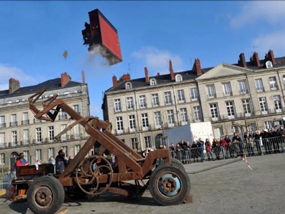 Royal de Luxe catapulte des pianos