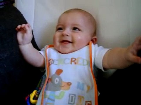 bébé eclate de rire