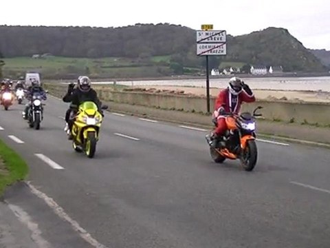 club motos les dragonotes pluzunet passage a plestin les greves pendant la rando moto noel de l estran 2011