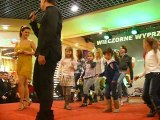 Cichopek i Hakiel dają dzieciom z Ostrowca lekcję tańca