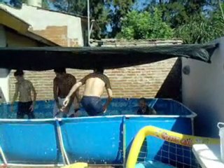 FUTBOL EN LA PILETA. 1-1-11.