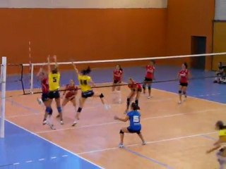 Une belle attaque des joueuses du Volley-Ball Romans contre Marignane