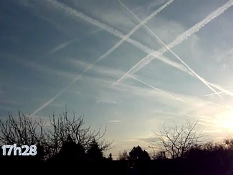 Chemtrails ? Contrails ? France 35km sud de Lyon  (Saint Cyr sur Rhône 1er décembre 2011)
