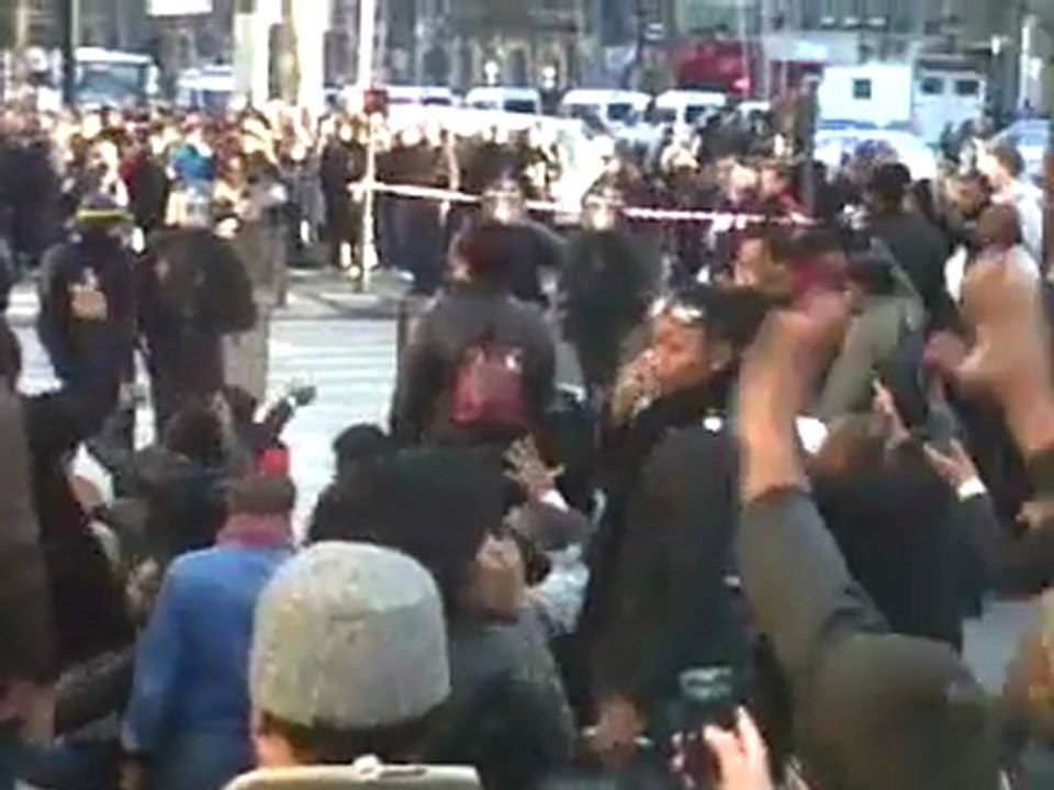 Manifestation contre le hold up électoral sur les Champs-Elysées