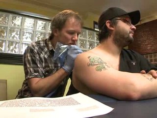 Patrick Vaillancourt et ses tatouage de liens Internet
