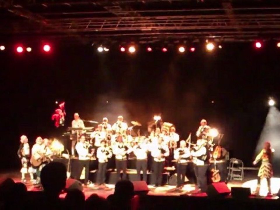 Bagad Bro Felger & Tri Yann - Je M'en Vas (10/12/11)