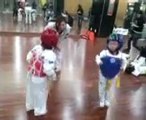 Combat de taekwondo surprenant par des enfants de 5 ans