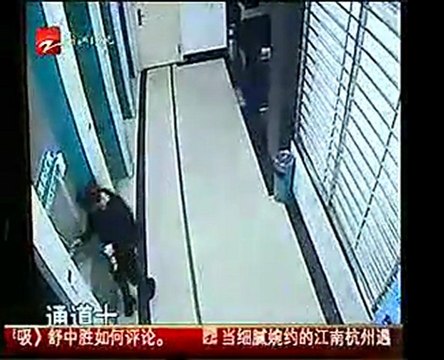 Un voleur frappe ses victimes à la tête avec une brique