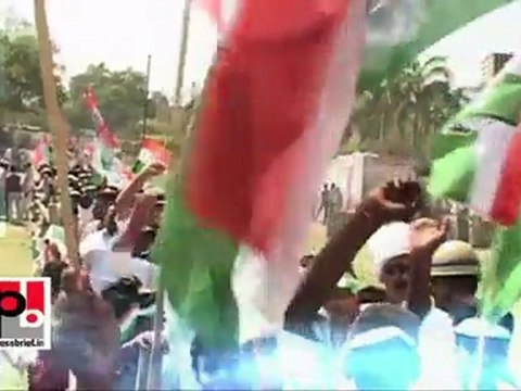 15. Sonia Gandhi, Rahul Gandhi during campaign for Congress in 2009