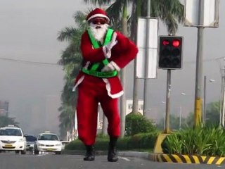 A Manille, un agent de la circulation en habits de Père Noël