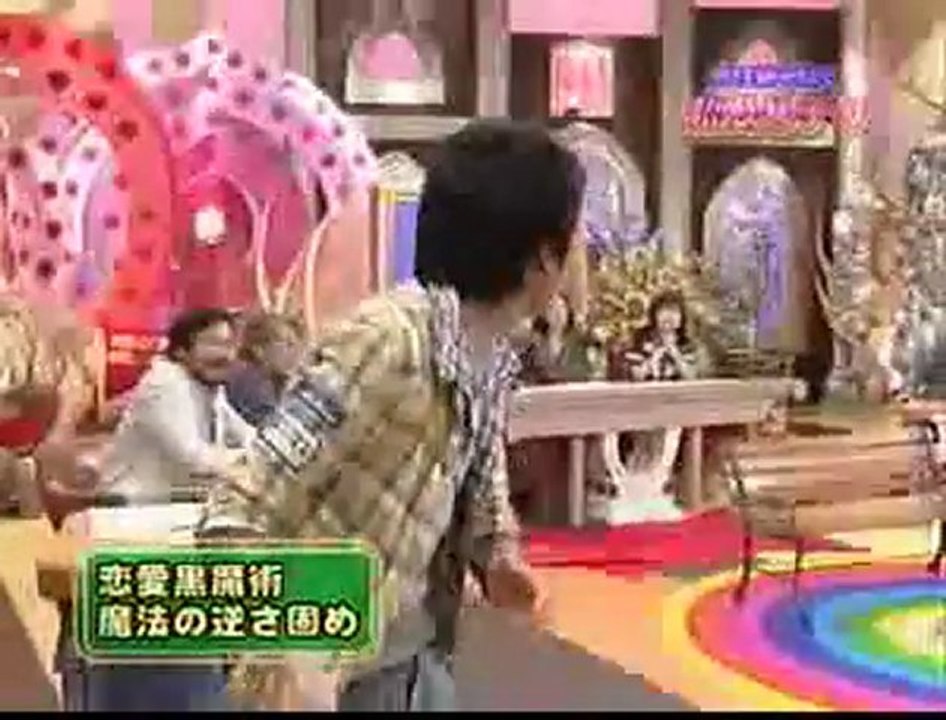 薄目で