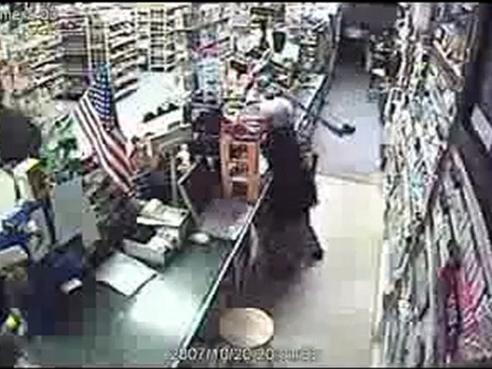 0455 - Femme fait fuir le voleur avec une hache