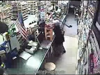 0455 - Femme fait fuir le voleur avec une hache