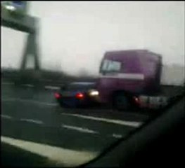 0456 - Il pousse une voiture avec son camion