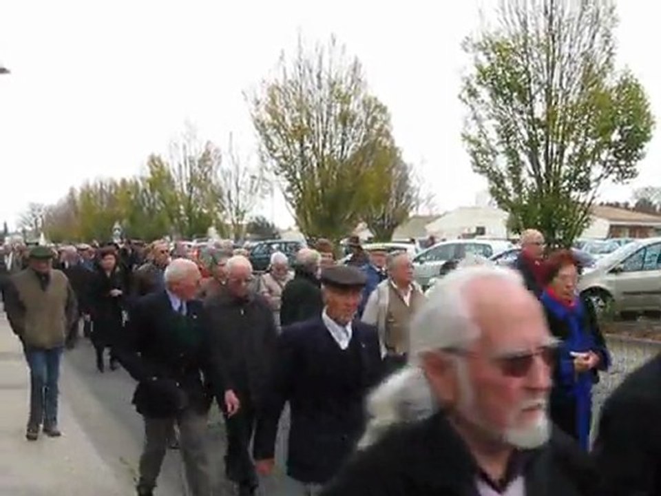 FNACA Gémozac  27 11 2011. Défilé au monument aux morts.