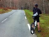 Alexis ruse en poussant son vélo dans la montée de Bagargui-1