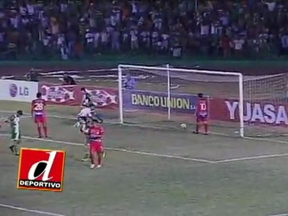 Gualberto Mojica Olmos ghi bàn sau một loạt các pha phối hợp đẹp mắt