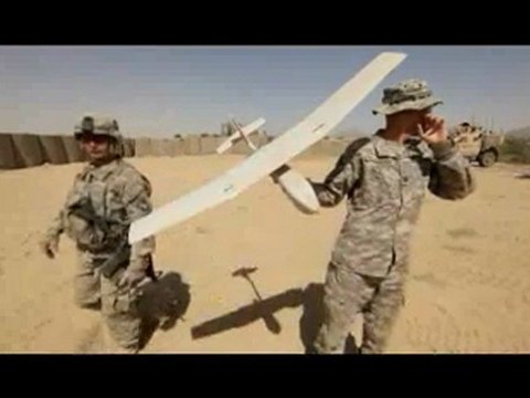 Des soldats américains tentent de lancer un drone