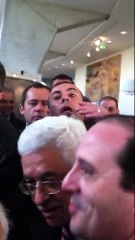 Salutations du Président Palestinien lors de la levée de drapeau officielle au siège de l'UNESCO