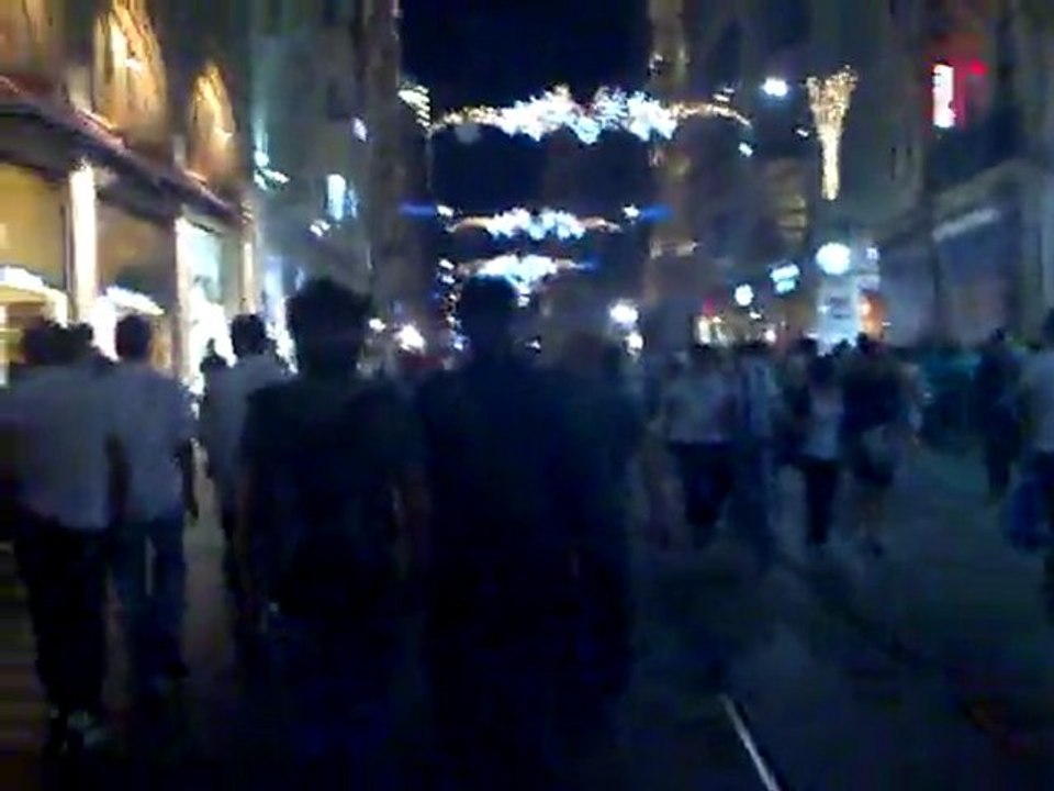İstiklal Caddesinde Yürüyüş