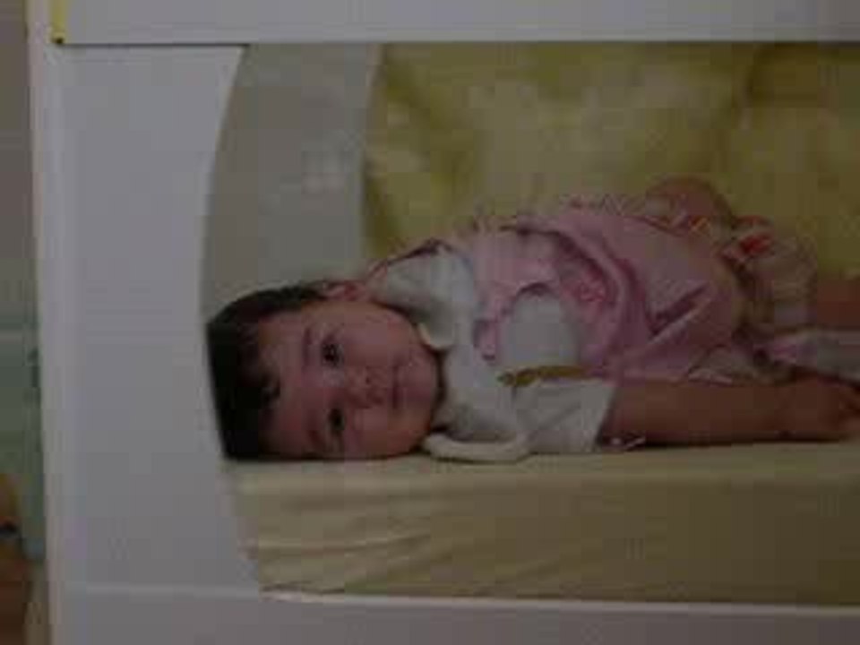 Ava dans son lit