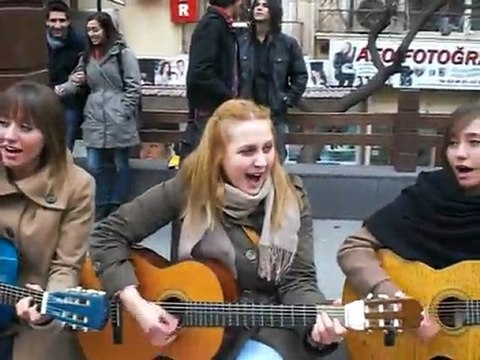 ANKARA KIZILAY KARANFİL SOKAKTA CİCİ KIZLAR MÜZİK ŞOV - haberamasya.com