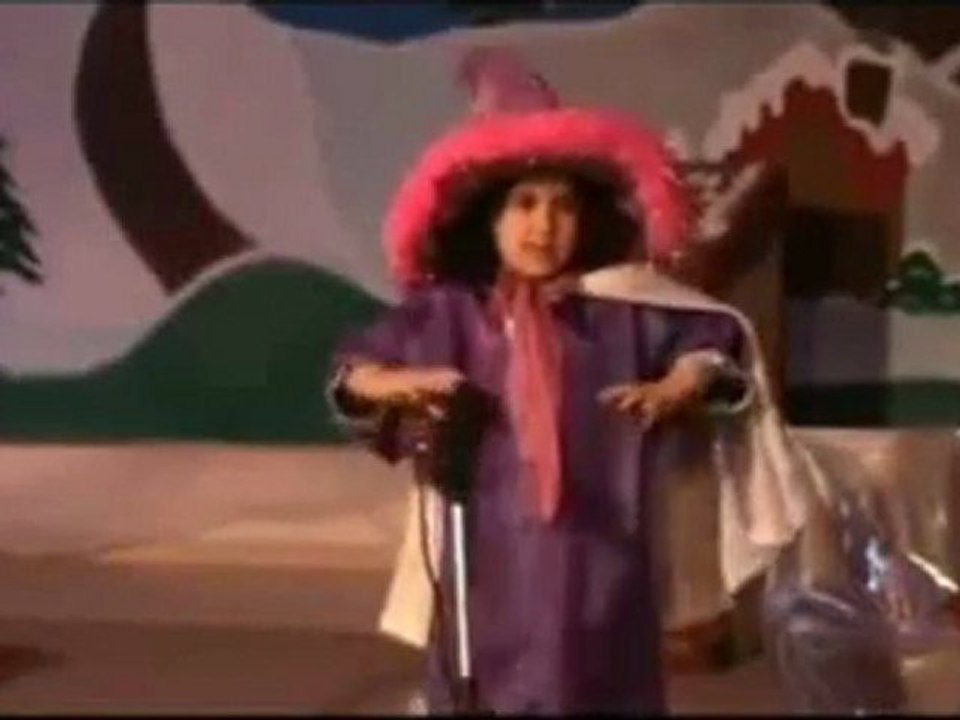 Une gamine pose une galette sur scène