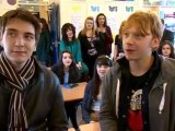 ルパート・グリントとオリバー・フェルプス、学校を訪問Rupert Grint and Oliver Phelps have made a surprise appearance.