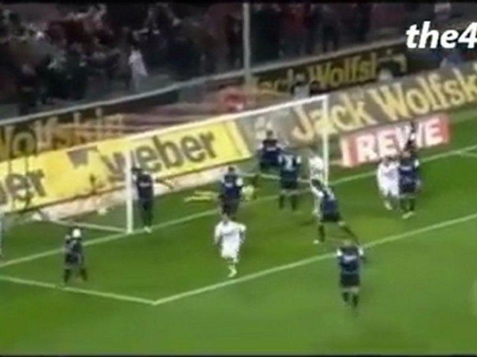 Christian Clemens ghi bàn từ chấm đá phạt góc