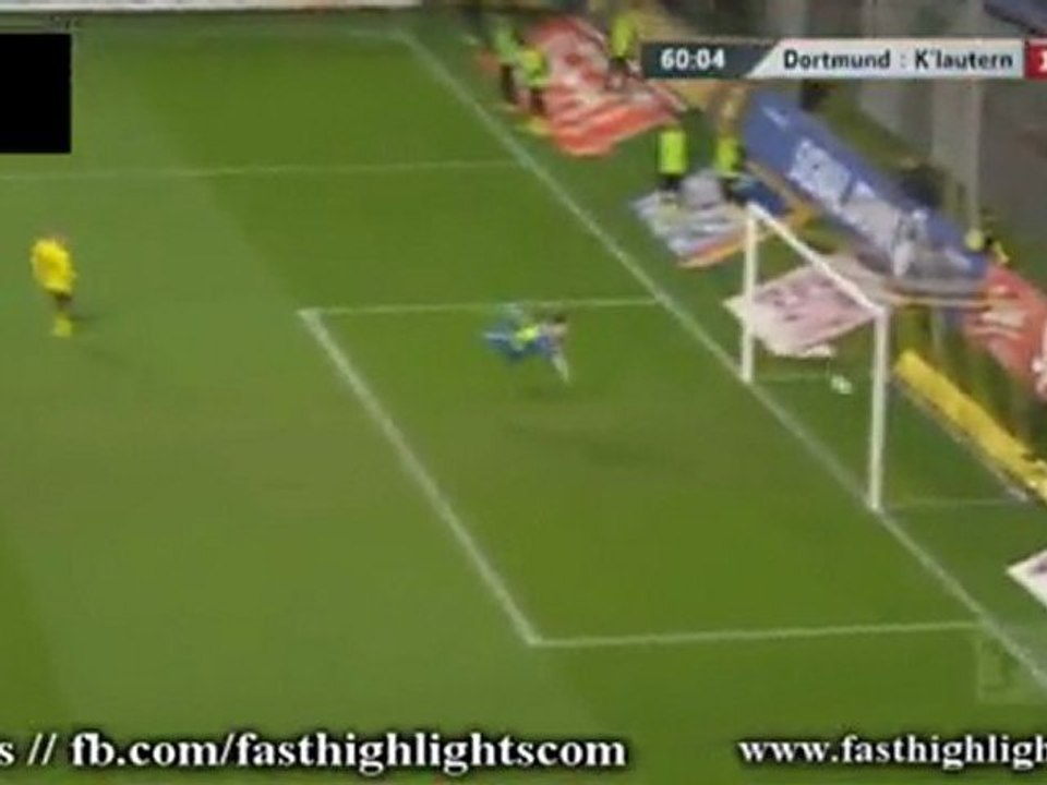 Olcay Sahan volley đẹp mắt vào góc cao khung thành Dortmund