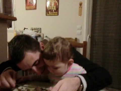 rapha et papa qui mange lol 17 mois