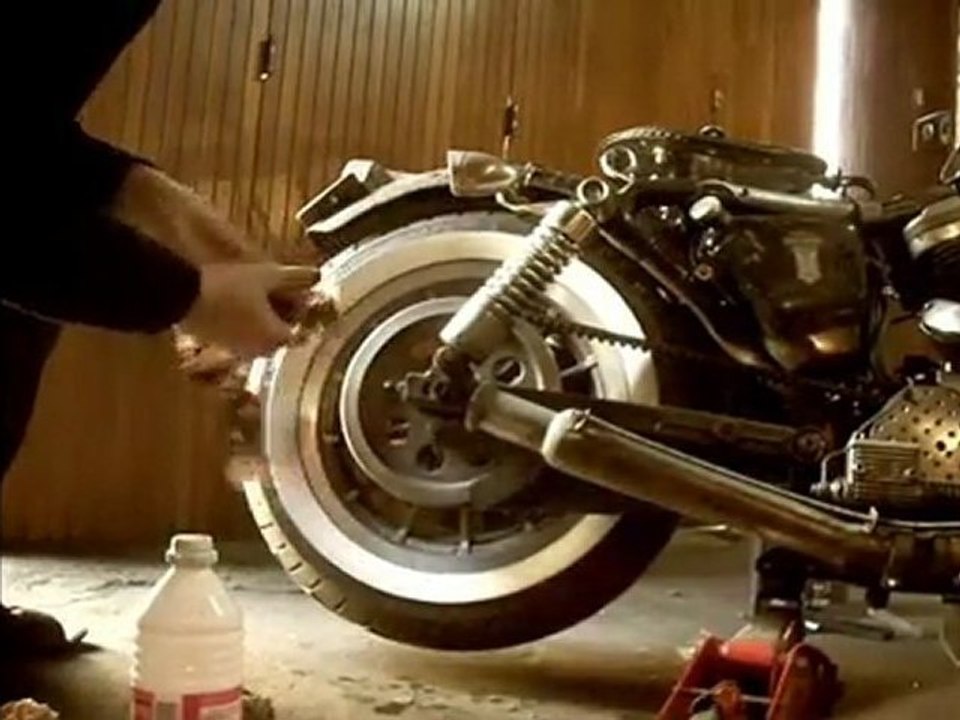 El Tacot. nettoyage des pneus flancs blanc .883R.