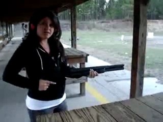 0462 - Fille tire au fusil à pompe