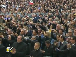 Papa: Rugăciunea ne apropie de Dumnezeu şi ne schimbă viaţa