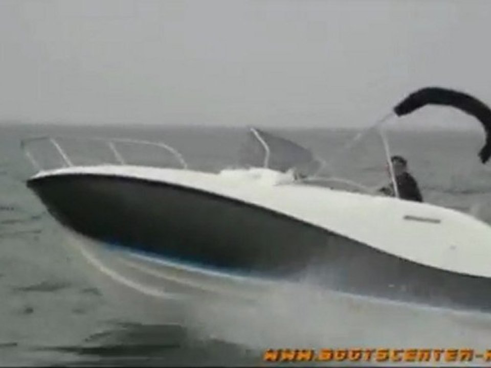 Quicksilver 675 activ sundeck on the water 2011