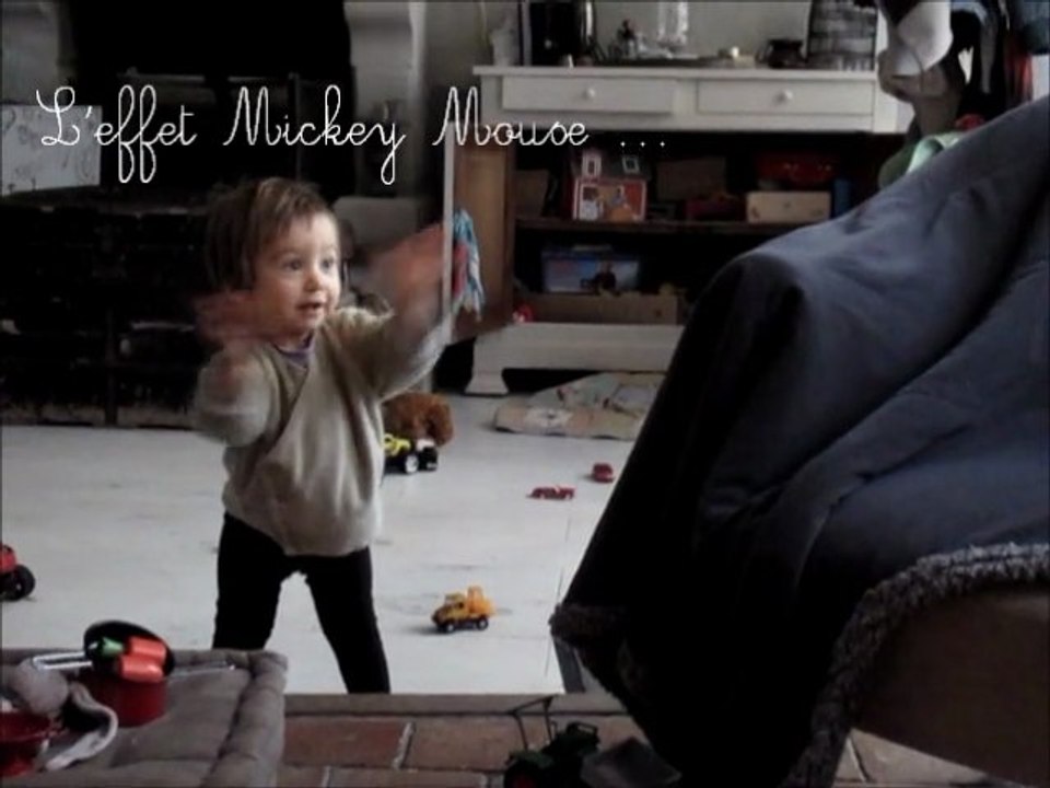 Hermine regarde Mickey