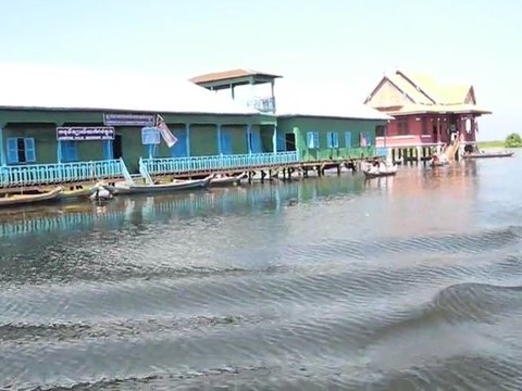 Village lacustre de Kampong Phulk.Lac de Tonlé Sap.Cambodge.(apprche du village);