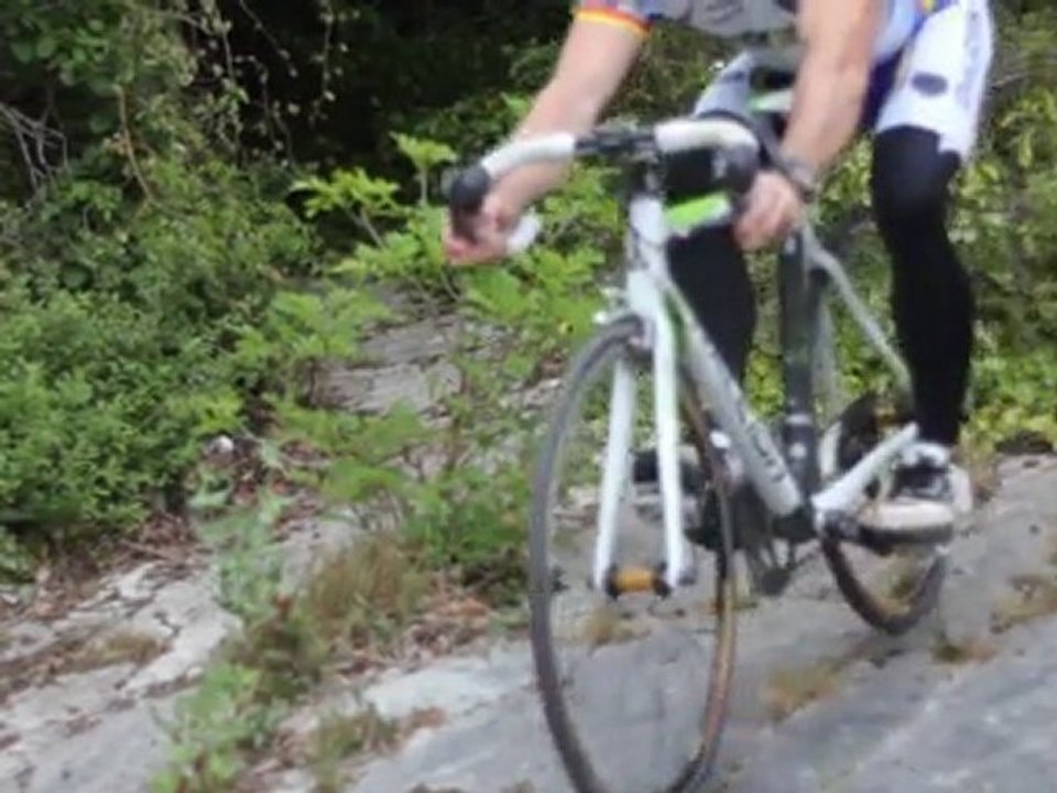 Amazing stunt riding ... on a carbon road bike