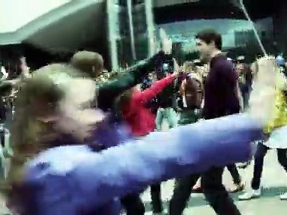 Great flashmob video - Dancing crowd goes wild in Brussels - TIPIK production