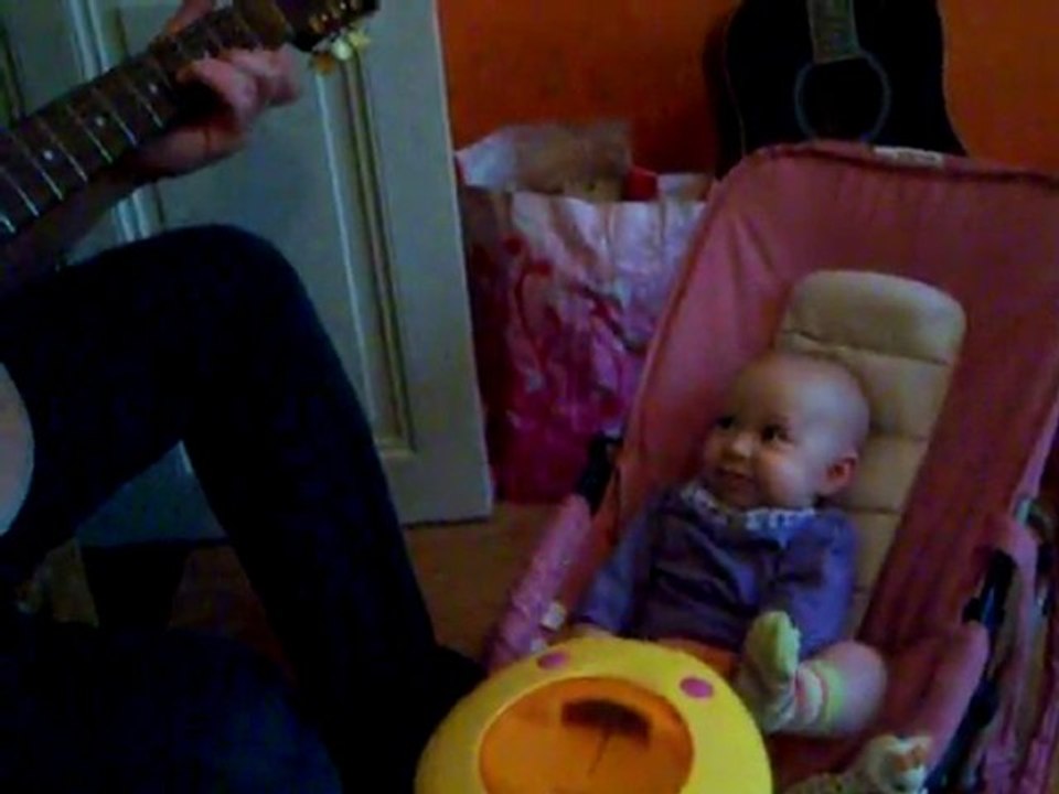 Emmie accompagne son papa à la guitare - 4nov2011